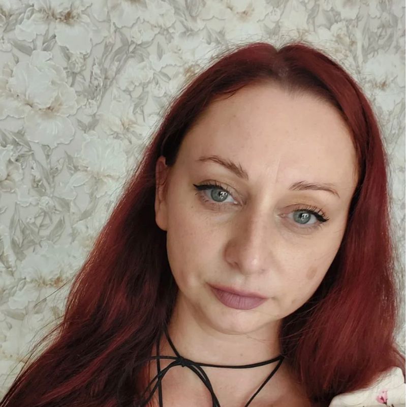 Полина бровист