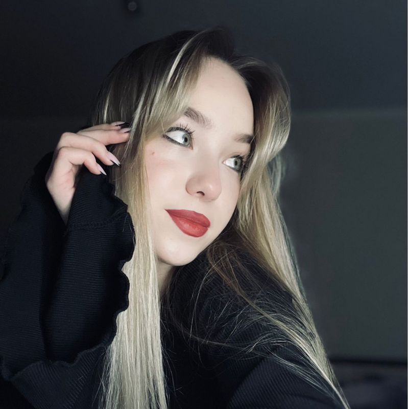 Аня нов
