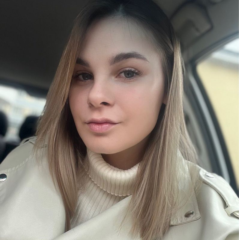 Оля