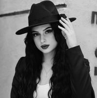 Vladlena Arakelyan — бритьё бороды в городе Полевской
