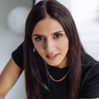 Фаргана Рустамова — снятие ресниц в городе Бийск