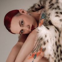 Даша Батонова — выход из чёрного в Сургуте