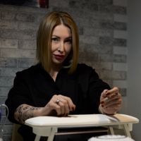 Юлия — бритьё бороды в городе Путилково