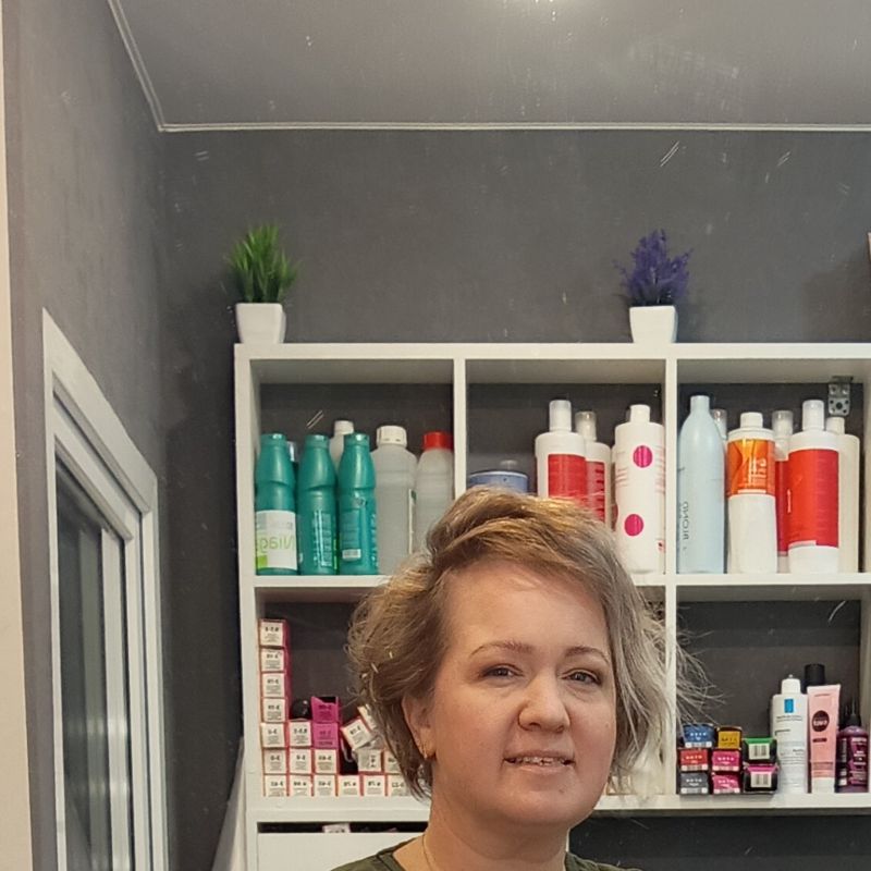 FAMILY HAIRDRESSER