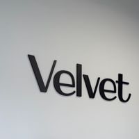 Velvet — ремонт ногтя в Твери