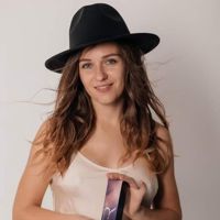 Мастер красивых волос Екатерина Мантуш — локоны в Калининграде