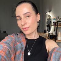 Юлия Сотникова — коррекция бровей в городе Артем